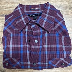 Mens Banana Republic snap button long sleeve shirt. Size Small.